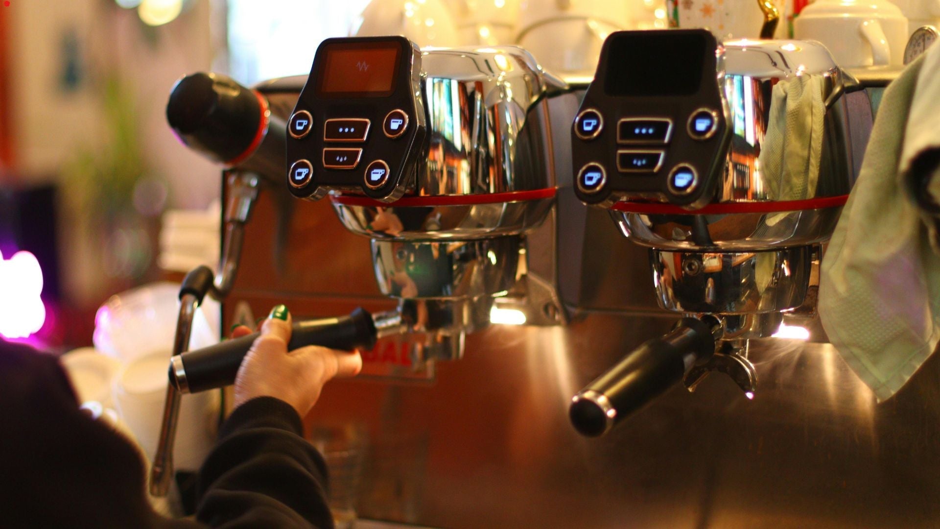 Espressokone ja kahvikoneen tarvikkeet käytössä – ammattitason kahvilaitteet ja varusteet