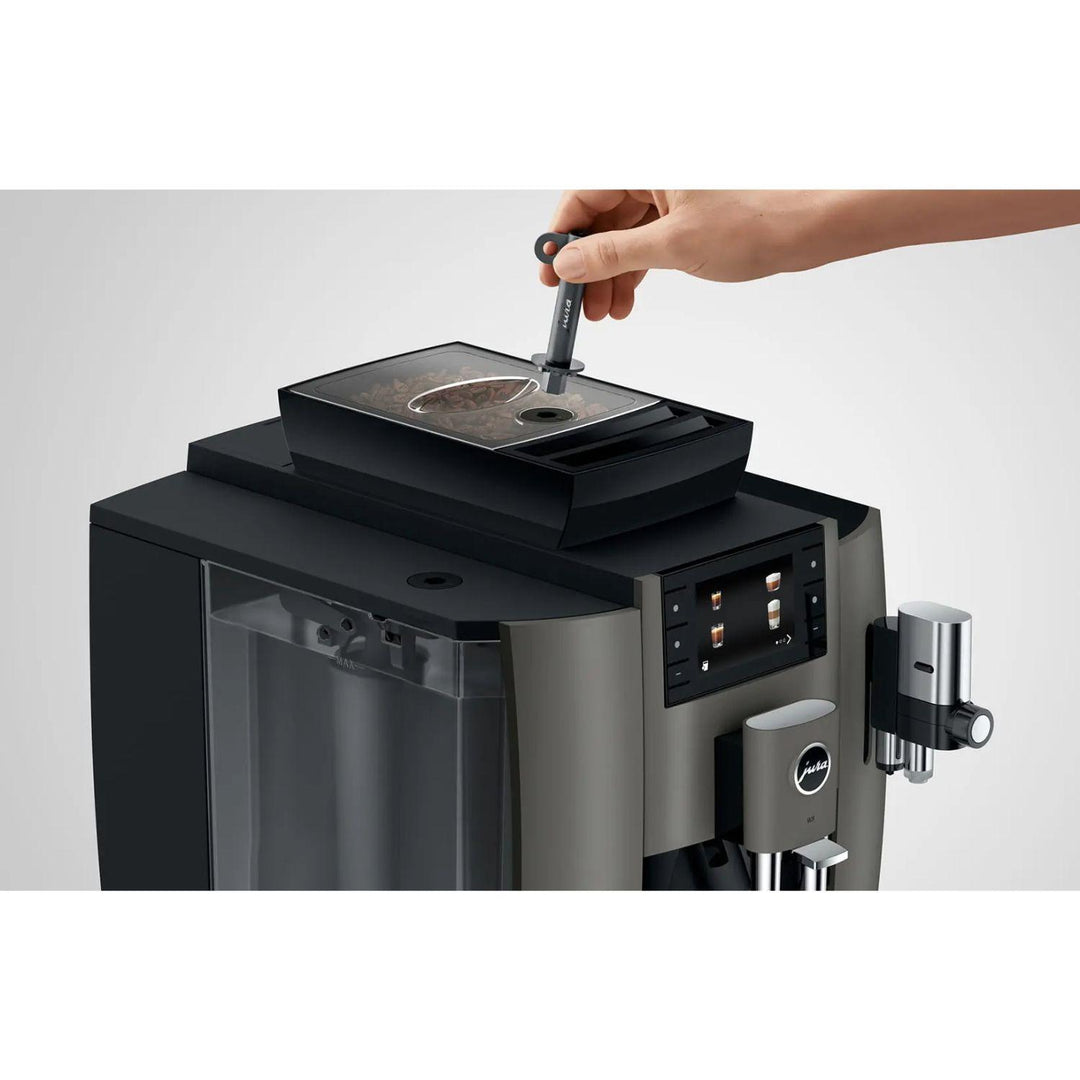 Jura W8 Dark Inox kahviautomaatti sivulta oikealta