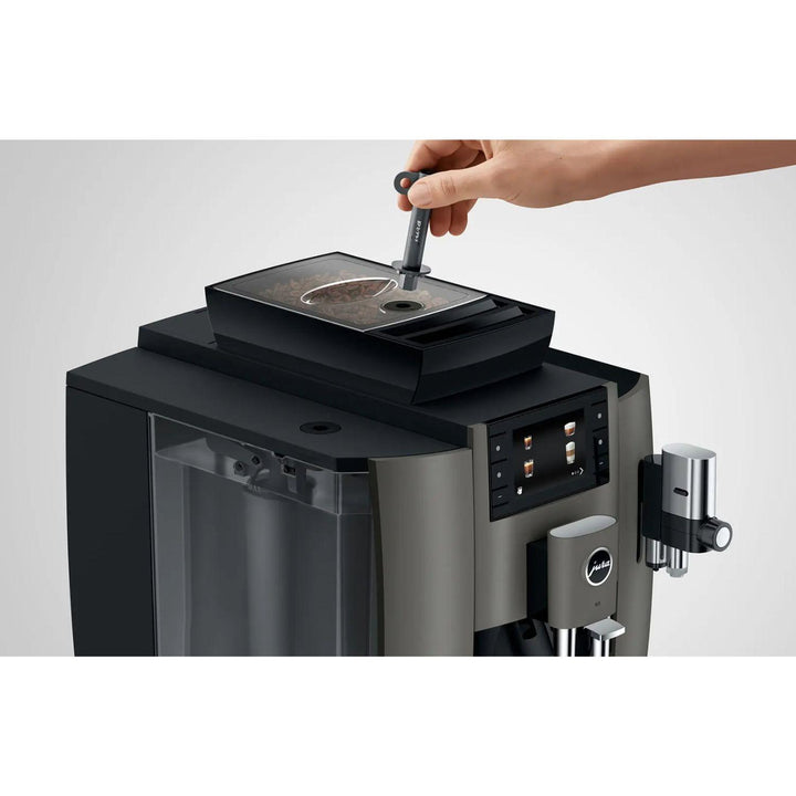 Jura W8 Dark Inox kahviautomaatti sivulta oikealta