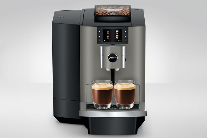 Jura X10 EB Dark Inox kahviautomaatti juomanvalmistuksessa