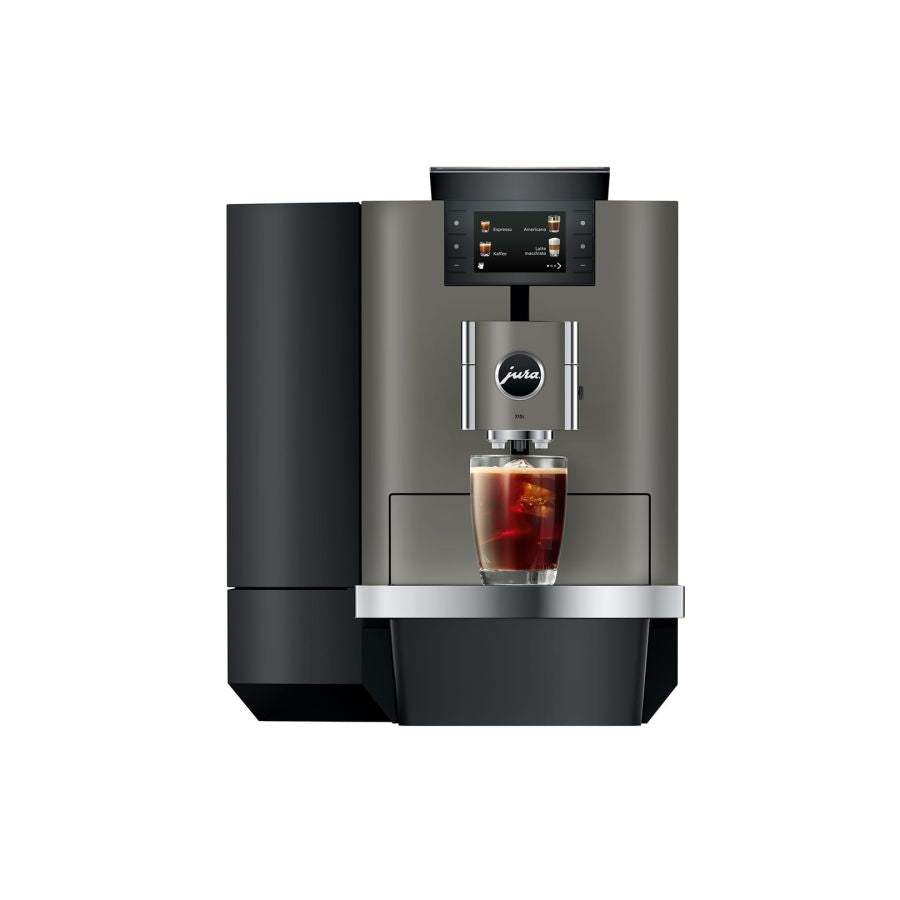 Jura X10c Dark Inox kahviautomaatti edestä kylmäkahvin valmistuksessa