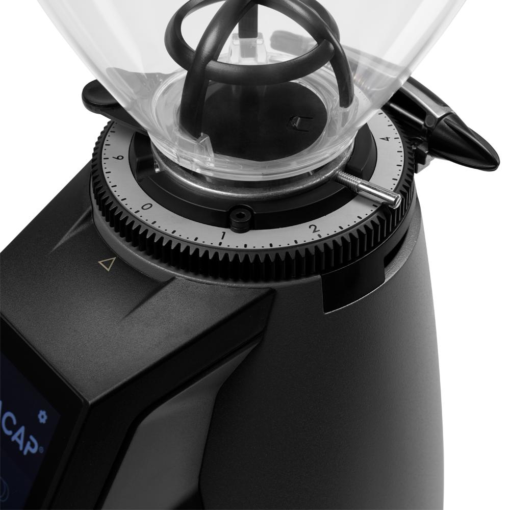 Macap MI40 Touch espressomyllyn jauhatussäätö ja papusäiliön alaosa lähikuvassa