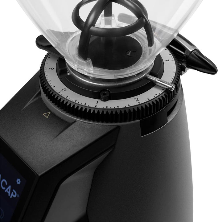 Macap MI40 Touch espressomyllyn jauhatussäätö ja papusäiliön alaosa lähikuvassa