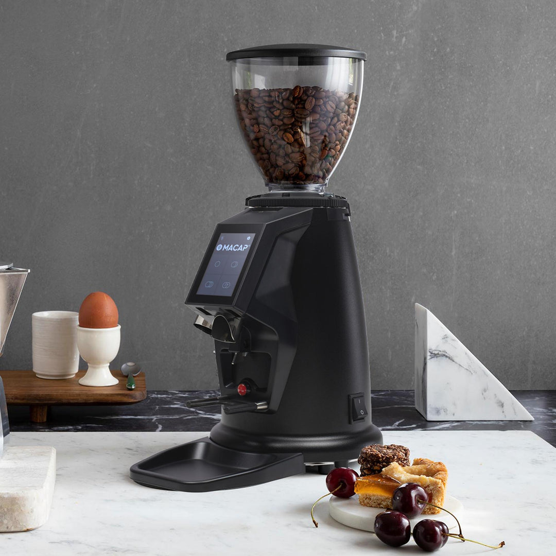 Macap MI40 Touch espressomylly kahvipavuilla täytettynä käyttöympäristössä