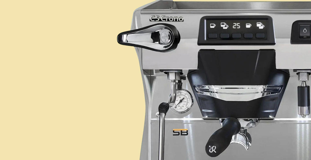Rancilio Classe 5 Crono espressokoneen ohjauspaneeli ja shot timer lähikuvassa, C-Lever höyryventtiili näkyvissä