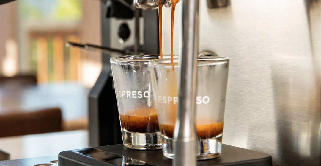 Rancilio Classe 5 espressokone uuttamassa espressoa kahteen lasikuppiin, tasainen uutto ja crema näkyvissä