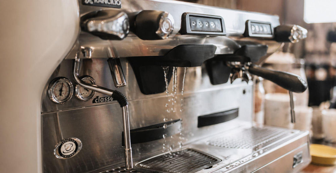 Rancilio Classe 5 espressokone ammattikäytössä, höyryputki ja gruppot toiminnassa kahvilaympäristössä