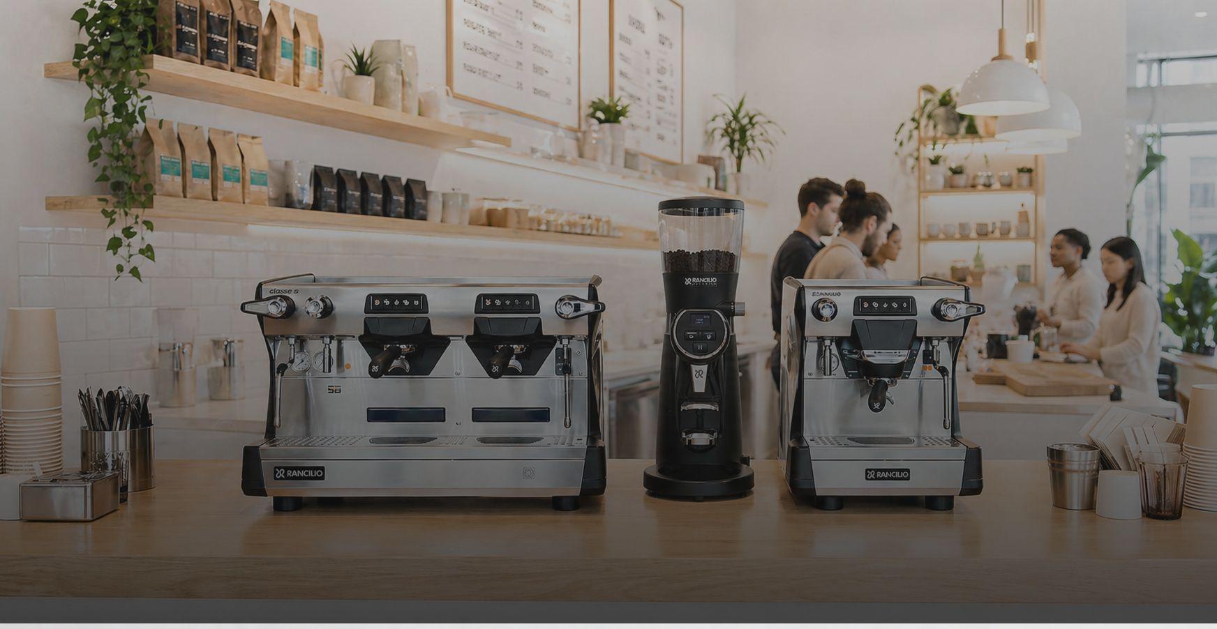 Rancilio Classe 5 espressokone ja kahvimylly kahvilaympäristössä – ammattitason kahvilapaketti yrityskäyttöön